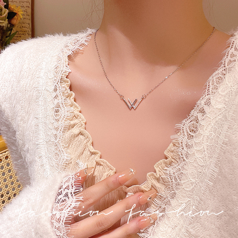 Korean version exquisite micro-inlaid titanium steel necklace for women, 2025 new light luxury letter pendant collarbone chain, Yiwu accessory details Picture