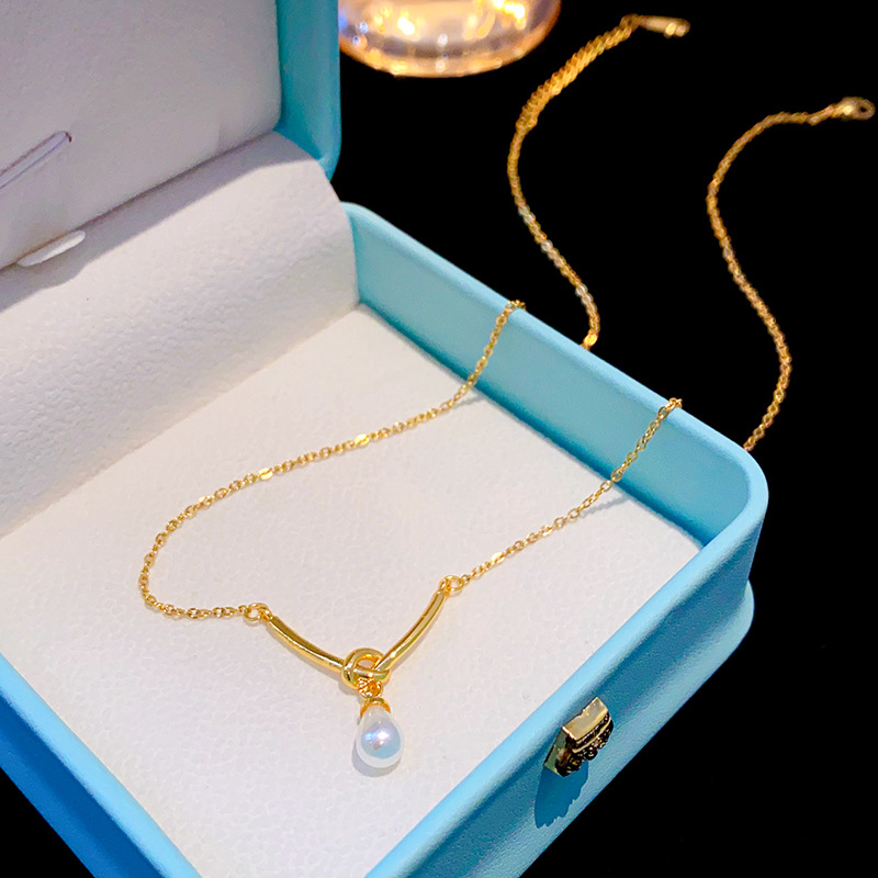 Titanium steel simple knot pearl necklace, fashionable and individual collarbone chain, niche design, elegant and versatile accessory Application Scenario