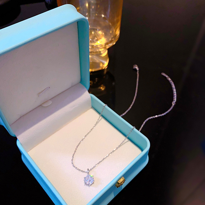 A simple silver six-prong zircon necklace for women, a trendy and versatile collarbone chain, and a popular casual accessory Application Scenario