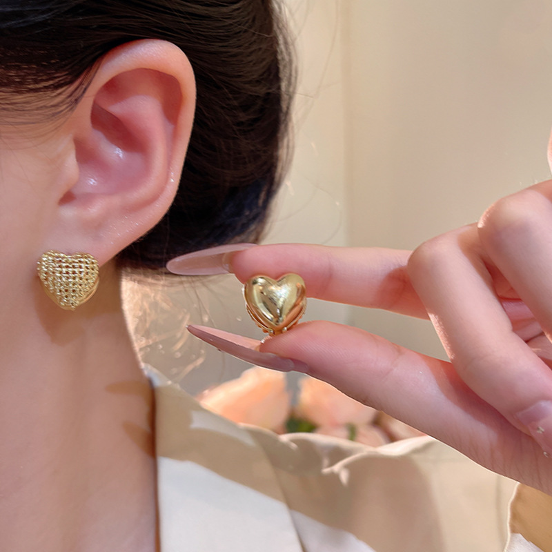 Light luxury metallic heart-shaped earrings, unique and niche design for women, cold style, 2025 new classic ear buckles details Picture