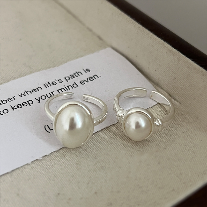 The new 2024 pearl ring for women features a light luxury and niche design. It exudes a sense of sophistication and is adjustable. It's a simple and trendy ring Item Picture