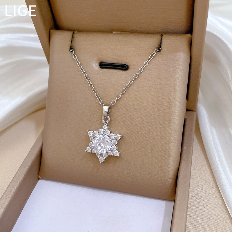 【 Titanium Steel 】 Micro-inlaid light luxury zircon snowflake cute and exquisite micro-inlaid necklace for women's fashion trend collarbone chain manufacturer Specification drawing
