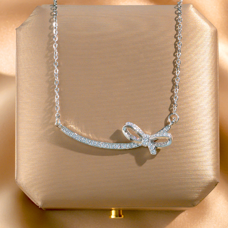 This is a rare Japanese and Korean necklace with a design sense, a bow, a smile, and a titanium steel neckline. It is a light luxury collarbone accessory with a unique and versatile personality Specification drawing
