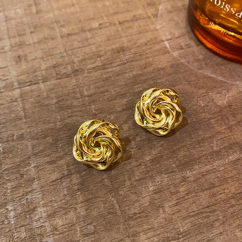Golden hollowed-out flower ear studs, a light luxury and high-end style, elegant and grand earrings, a unique and best-selling accessory for women in 2025 Specification drawing