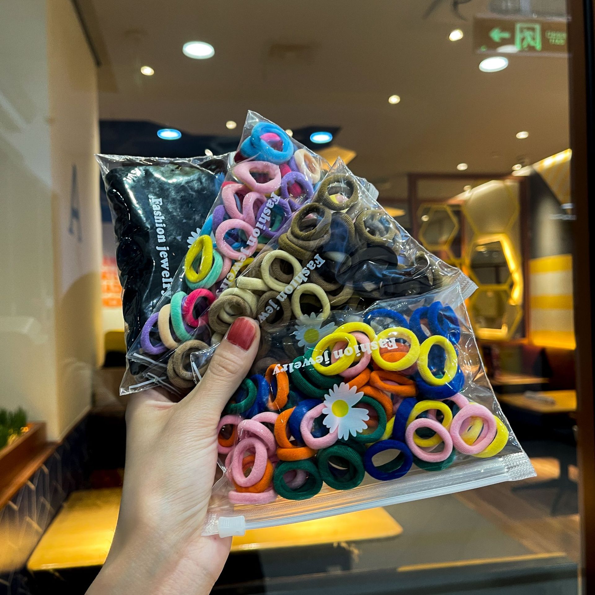 Children's hair bands, girl towel bands, hair ties, seamless hair ties, baby thumb bands, hair accessories wholesale Application Scenario