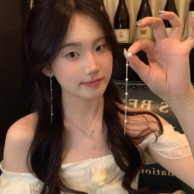 The long tassel pearl stud earrings from Dongdaemun, South Korea, are fashionable, simple and elegant for women. They are high-end earrings with a sense of sophistication details Picture