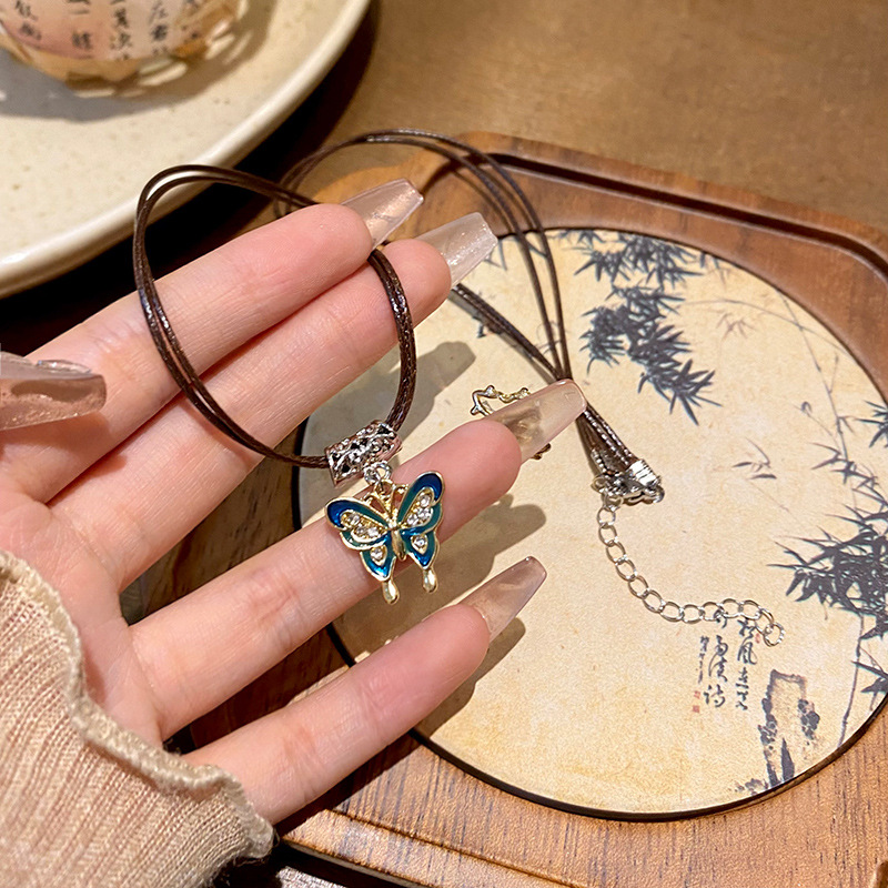 Ethnic-style retro butterfly pendant necklace, niche design, high-end, sweet and cool style, spicy girl collarbone chain necklace accessory full figure