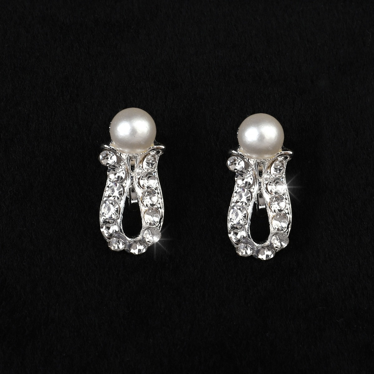 A 2-piece set of French retro alloy pearl flower bride necklace, ear clip style earrings, chain and wedding accessories for women Application Scenario