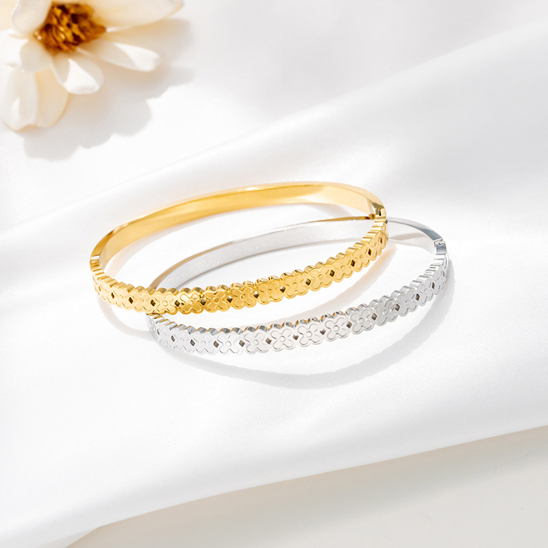 Korean-style simple titanium steel four-leaf clover bracelet, a fashionable and light luxury wristband for women, a versatile high-end accessory for Internet celebrities, wholesale details Picture
