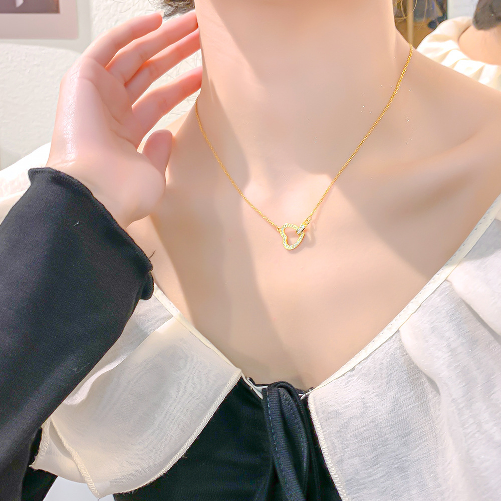 This Japanese and Korean light luxury double-ring titanium steel necklace with full diamonds and hearts exudes a feminine charm and goddesses. It is a versatile collarbone chain and a high-end accessory details Picture