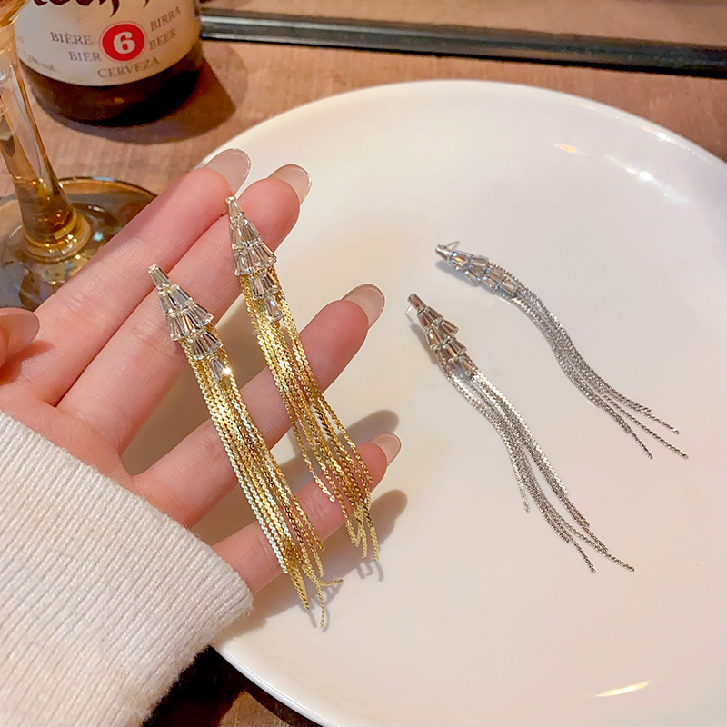 Light luxury and exquisite zircon tassel earrings, a versatile and high-end accessory for women in autumn and winter, with an exaggerated and distinctive style Specification drawing