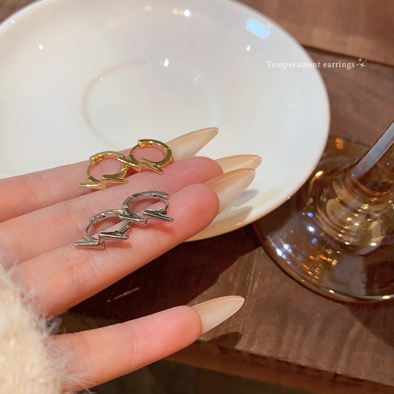 Exquisite lightning ear studs for men and women, 2024 new style, cold style, versatile, elegant and high-end earrings, unique and stylish ear studs full figure