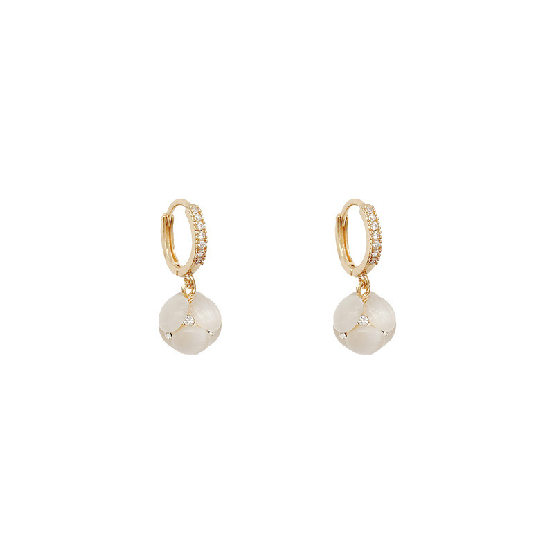The cat-eye stone ear pendants from Dongdaemun, South Korea, exude a high-end and elegant feminine charm. They are fashionable and unique, featuring a popular hydrangea pendant Item Picture
