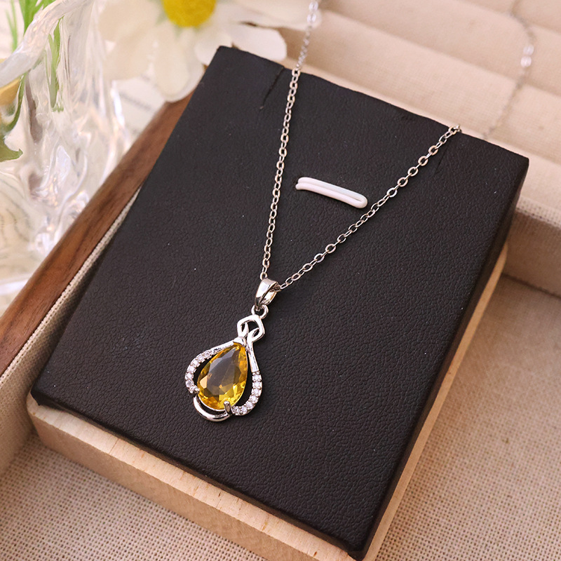 Yellow water drop zircon perfume bottle pendant, titanium steel necklace, women's niche design sense, versatile collarbone chain, elegant accessory Application Scenario