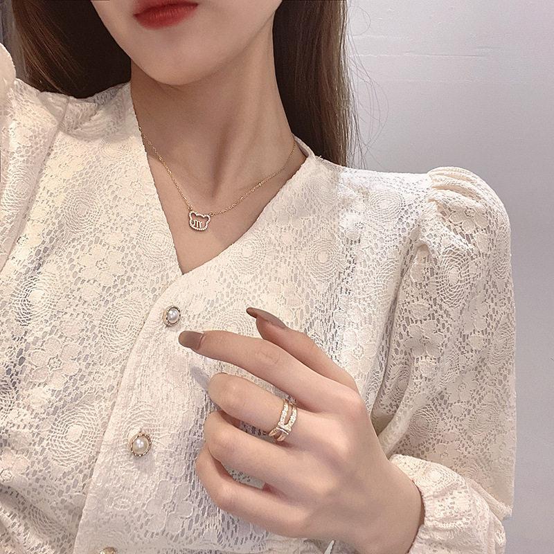 Korean-style, fresh and sweet M bear necklace for women, simple, niche and versatile collarbone chain, titanium steel fashionable forest-themed accessory Specification drawing
