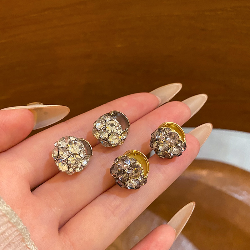 Super sparkling water diamond round stud earrings and ear buckles, Korean style bestsellers for women, light luxury and high-end feel, the same style of earrings and earrings as Internet celebrities wholesale full figure