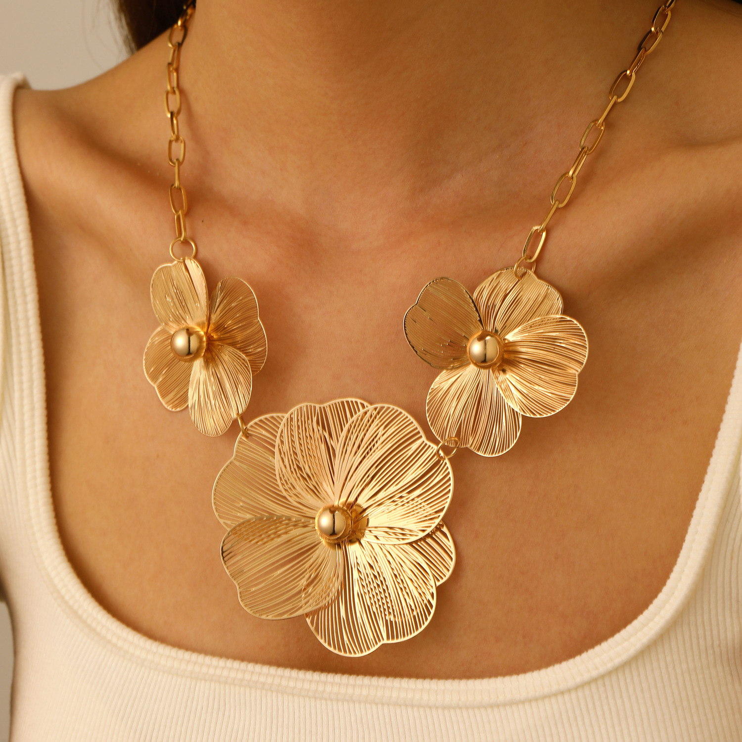 Three-dimensional hollowed-out flower stud necklace accessory, exquisite and elegant, European and American niche design, high-end jewelry accessory for women details Picture