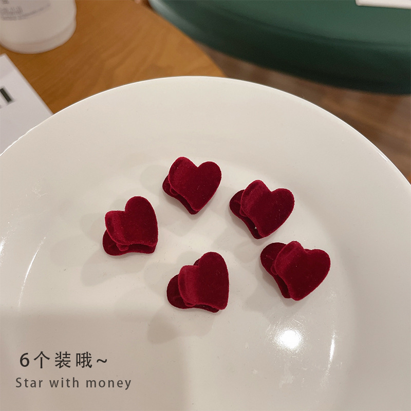 Korean velvet children's hair clips, heart-shaped mini hair clips, small scratch-off clips, girl bangs clips, scratch-off hair accessories, headwear for girls Application Scenario