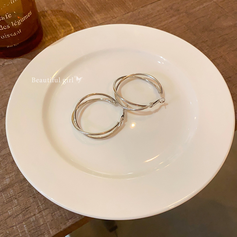High-end exaggerated double-layer large ring earrings, women's light luxury high-end fashion plain ring earrings, unique and individual stud earrings Application Scenario