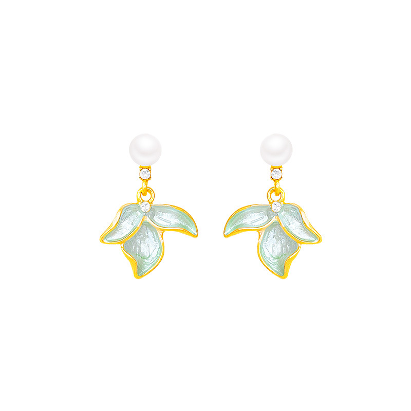 The fresh and sweet petal-shaped pearl stud earrings exude a sense of sophistication in the forest style for women. They are versatile and elegant, and have become a popular online celebrity accessory Item Picture