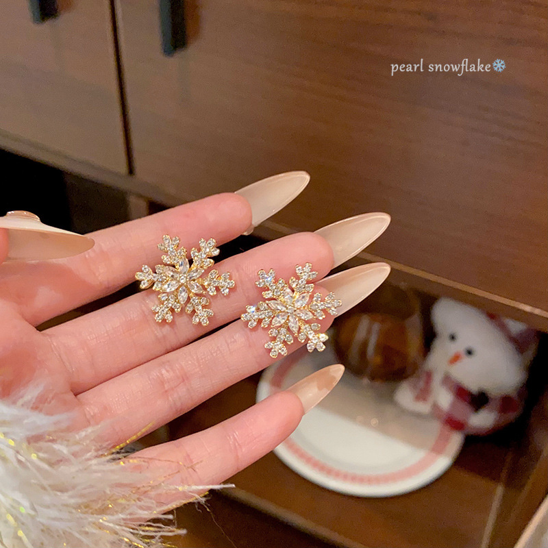 Golden snowflake stud earrings, a popular autumn and winter high-end earring for women, are light luxury, niche and exquisite Christmas earrings. New style for 2024 full figure