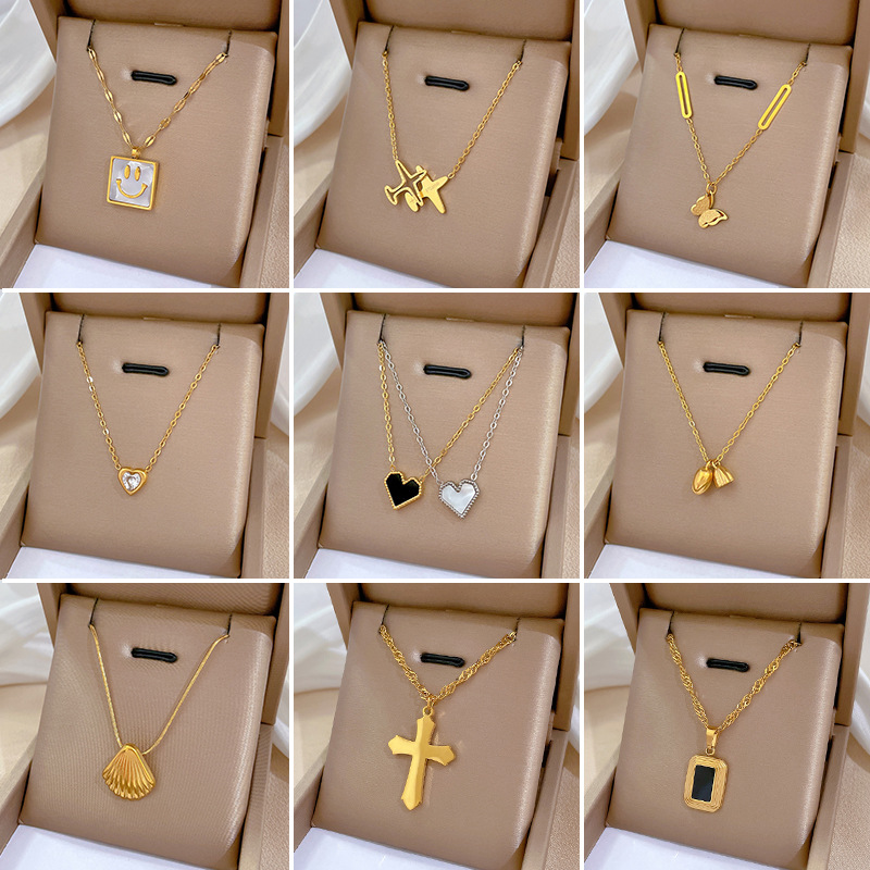 【 All-titanium Steel 】 Color-preserving punk hip-hop style necklace, a trendy and simple front-buckle heart-shaped collarbone chain full figure