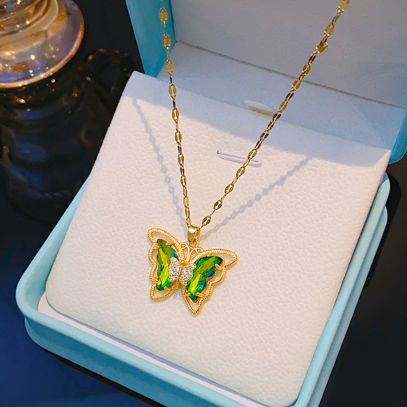 A large butterfly necklace with real gold electroplating and dazzling green color change, a unique and luxurious collarbone chain for women, a cross-border best-selling accessory Application Scenario