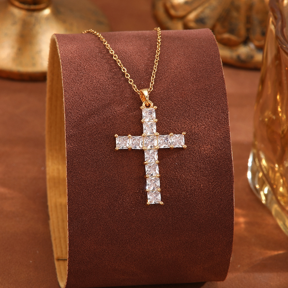 Cross-border European and American titanium steel necklace, women's copper micro-inlay, high-end, niche design, light luxury, versatile pendant, collarbone chain accessory details Picture