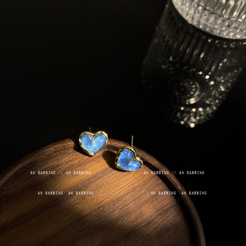 Blue heart-shaped stud earrings, a Korean Instags-style design, are small, cute and elegant. They are the same type of earrings that are popular on the Internet Application Scenario