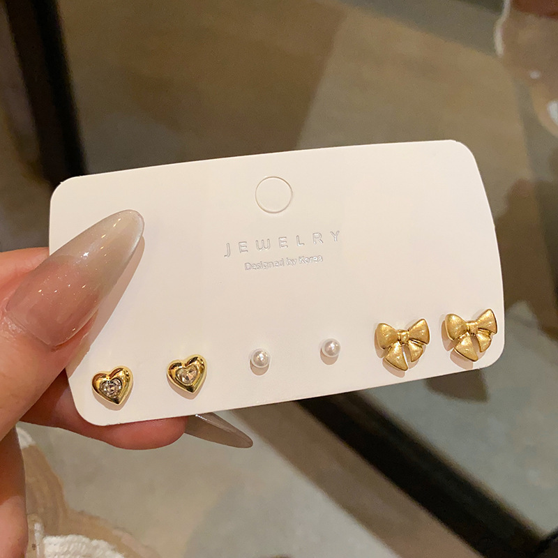 Six-piece set of heart-shaped stud earrings and bow earrings for women. No need to remove pearl stud earrings for sleeping. Simple earrings for women full figure