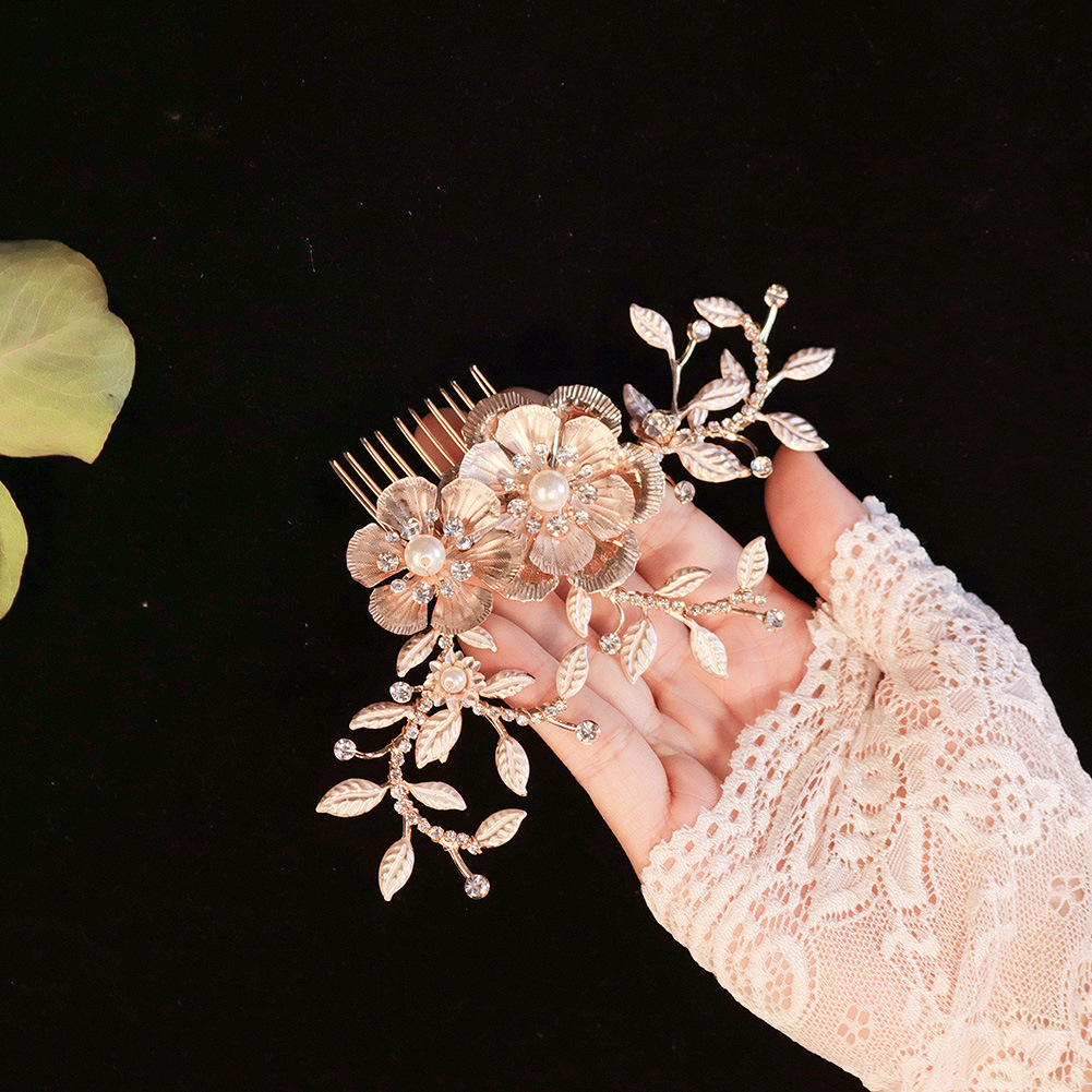 Original design of the bride's hair comb in a court style, retro golden hair comb, elegant crystal handcrafted headwear, wedding dress accessories Specification drawing