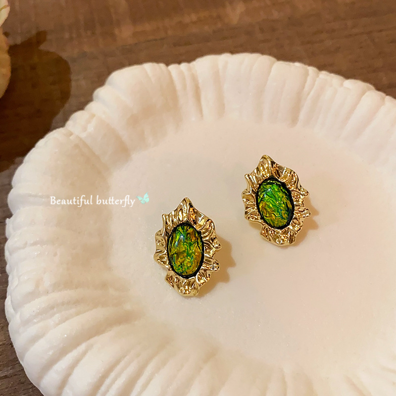 New European and American retro pleated metallic stud earrings, women's middle-aged style irregular green earrings, light luxury style earrings Specification drawing