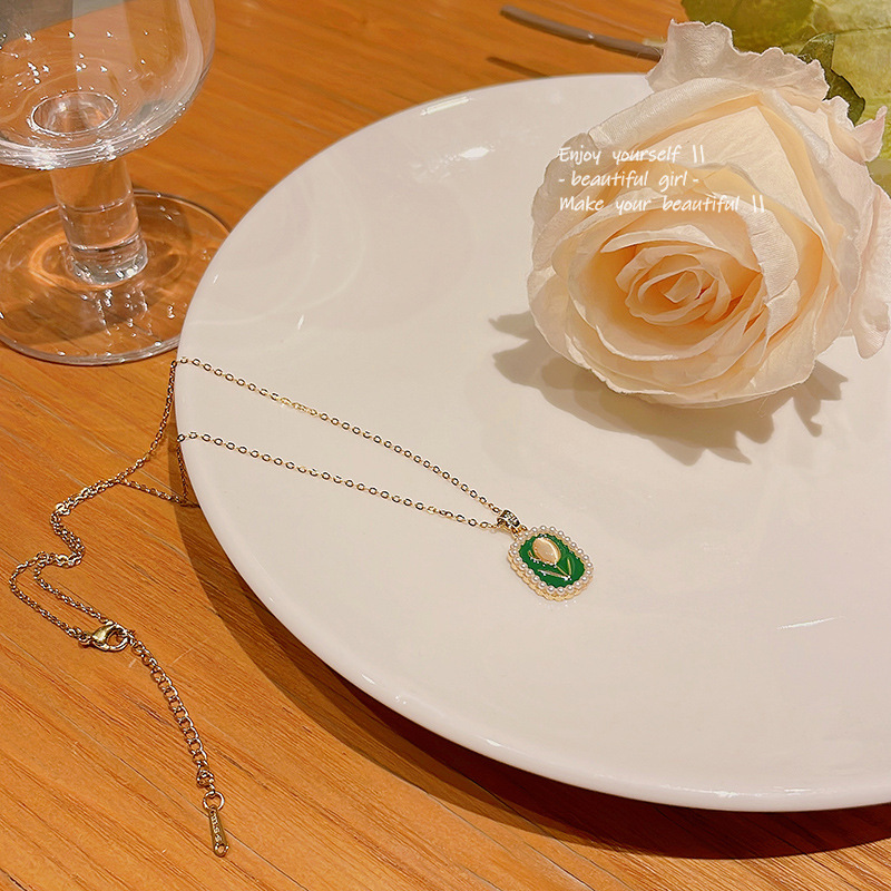 Summer new tulip pearl pendant necklace, women's fashion, high-end design sense, versatile collarbone chain necklace wholesale Application Scenario