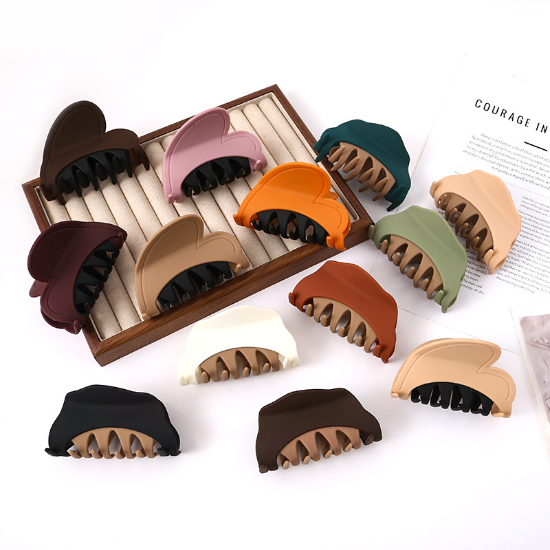 Wholesale small claw clip, shark clip at the back of the head, women's hair clip, autumn and winter niche design, high-end color two-tone triangular hair clip full figure