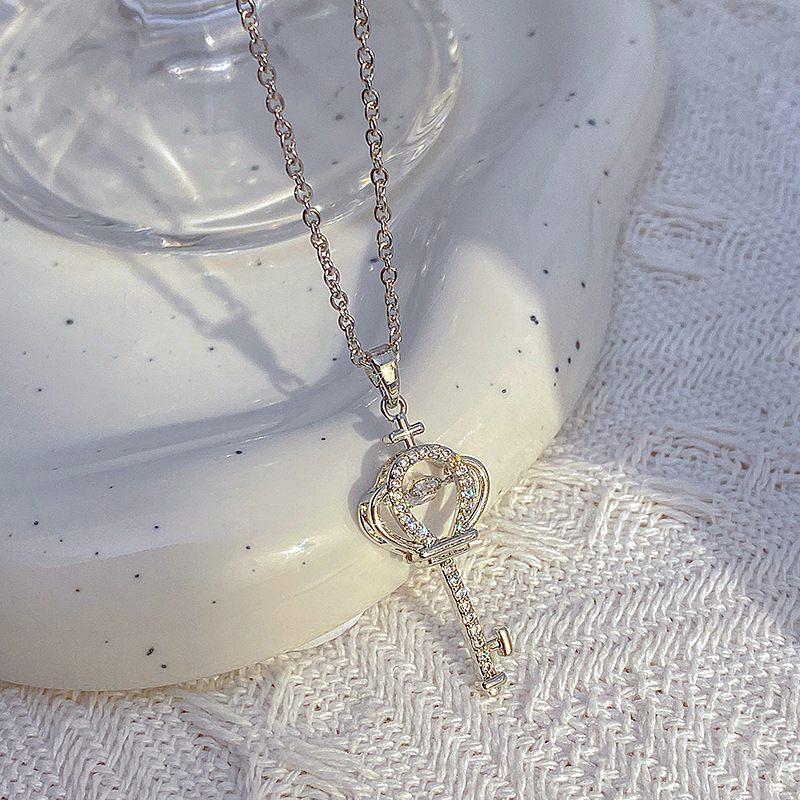 Japanese and Korean design, dynamic key chain pendant, titanium steel necklace, women's niche cold style collarbone chain, net diamond jewelry Specification drawing