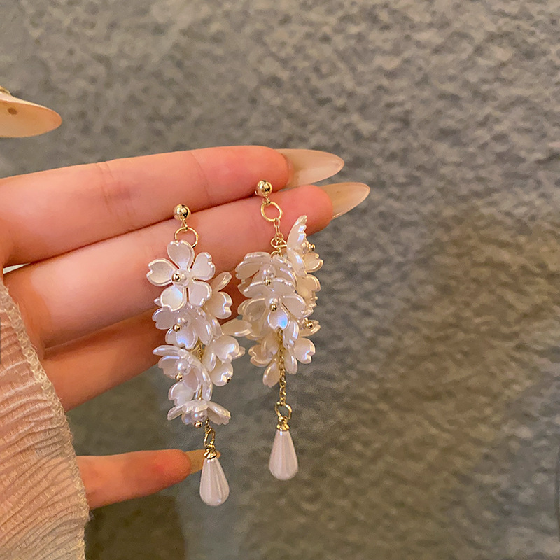 High-end white pearl tassel petal earrings, European and American fashion, versatile, exaggerated and elegant, long stud earrings for women Specification drawing