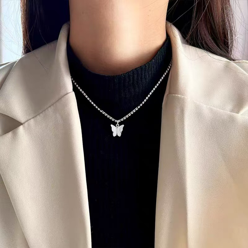 Butterfly necklace for women, high-end and elegant, retro sweater chain, new, niche and versatile design, sweet and cool accessory trend full figure