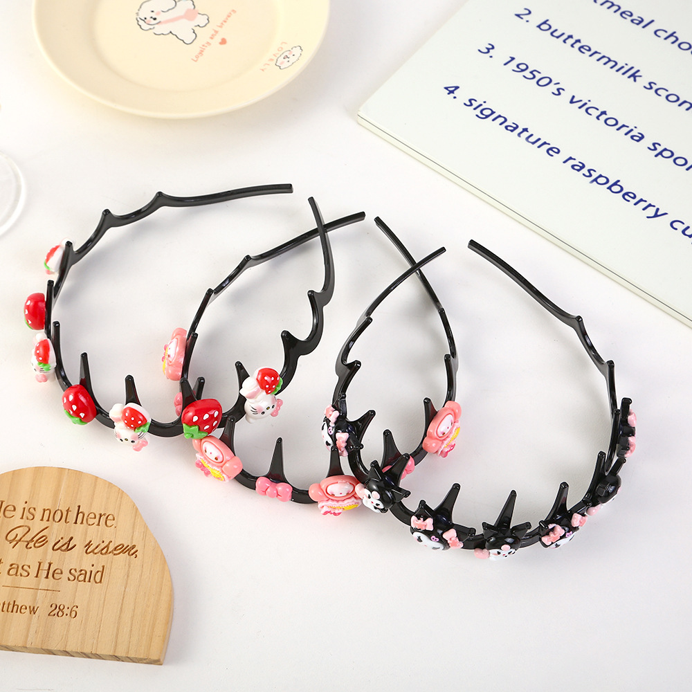 Wholesale of new hair accessories for little girls and children, big teeth, cartoon animal bangs, hair combs, hair clips, and fabric headbands Application Scenario