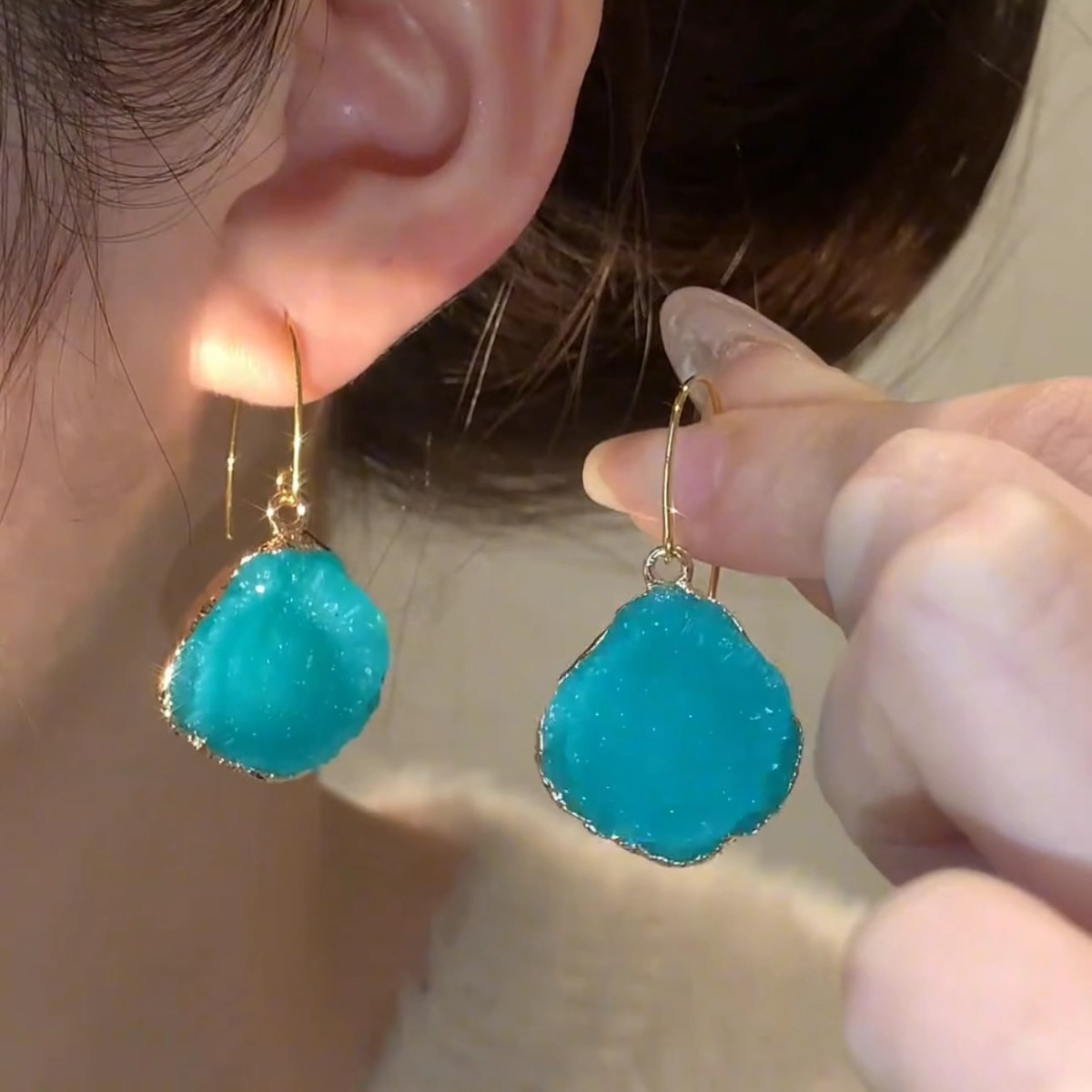 Cold and cool glacier blue geometric stud earrings, niche design sense, high-end and exquisite style, fashionable and elegant, versatile earrings full figure