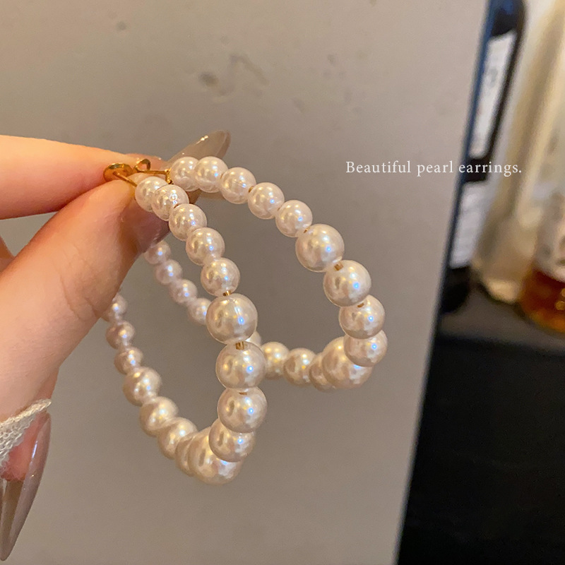 The new white pearl earring earrings from South Korea exude a niche, high-end, and unique style. They are the best-selling earrings for women in the summer of 2025 Application Scenario