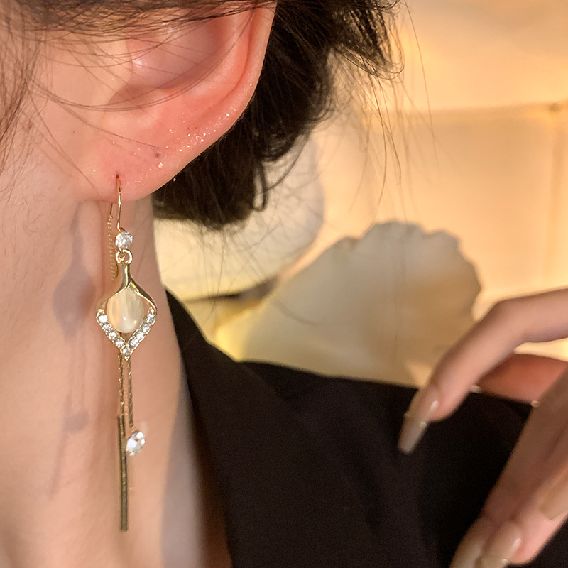 Light luxury and high-end long tassel cat's eye stone earrings, a cold and elegant style for women, versatile and unique, retro teardrop stud earrings Application Scenario