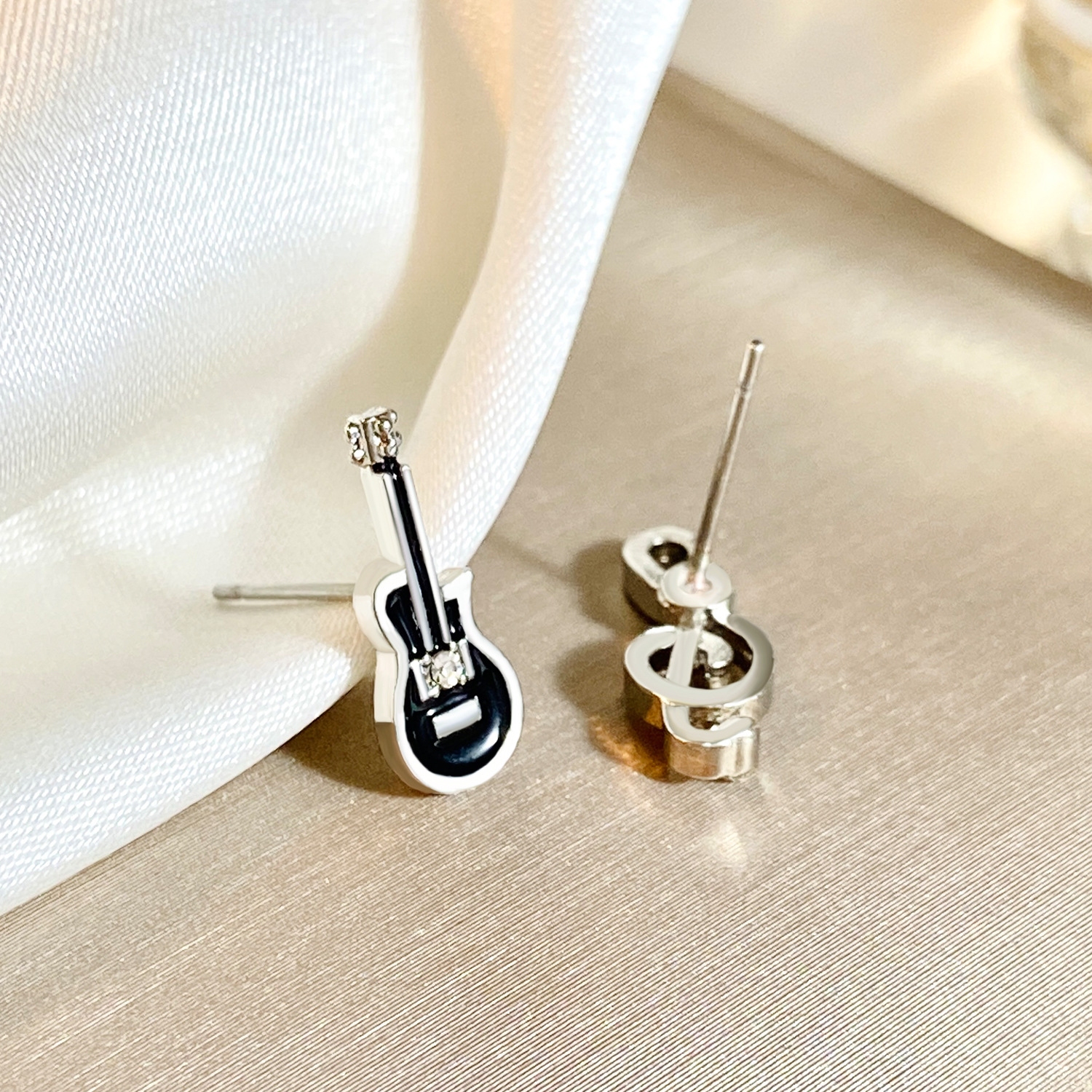 European and American InS-style guitar note stud earrings, with a unique and elegant design sense, asymmetrical violin earrings and cute earrings Application Scenario