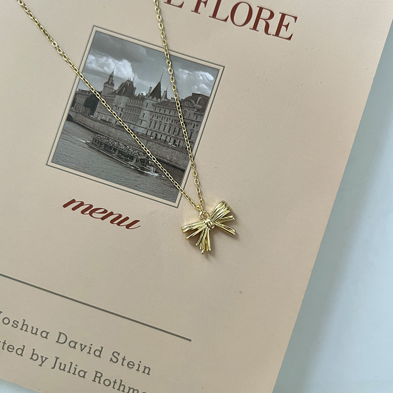 This light luxury butterfly diamond-encrusted necklace features a niche design and a high-end look. It exudes a fair and elegant charm. It's the same style of collarbone chain as the Internet celebrity Application Scenario