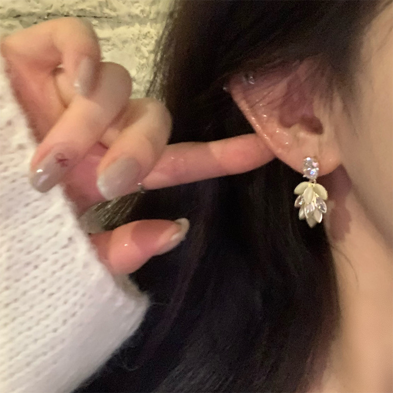 Light luxury and high-end style, zirconium flower tassel stud earrings, unique female personality, Korean-style fashionable cat's eye stone earrings Specification drawing