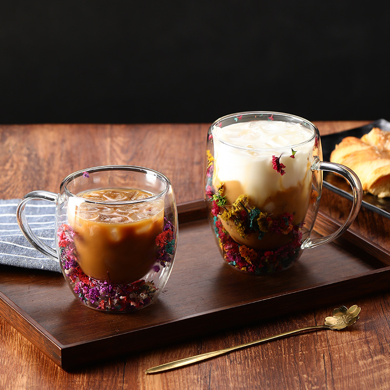 The popular double-layered glass cup with real flowers is of high appearance level as a souvenir. It is a cross-border high-borosilicate simple bottle with a lid details Picture