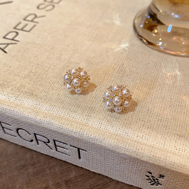 New Zircon sparkling pearl stud earrings, light luxury flower ball and diamond-encrusted flower earrings, Chanel style three-dimensional sparkling diamond earrings for women Specification drawing