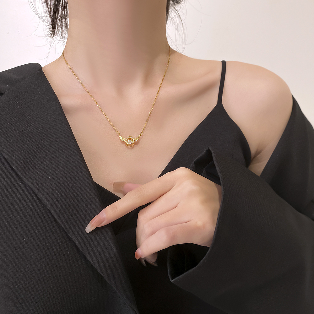 "Light luxury Angel Wing Pendant, dynamic titanium steel necklace, women's Instagram personalized style, popular collarbone chain, versatile accessory. Specification drawing