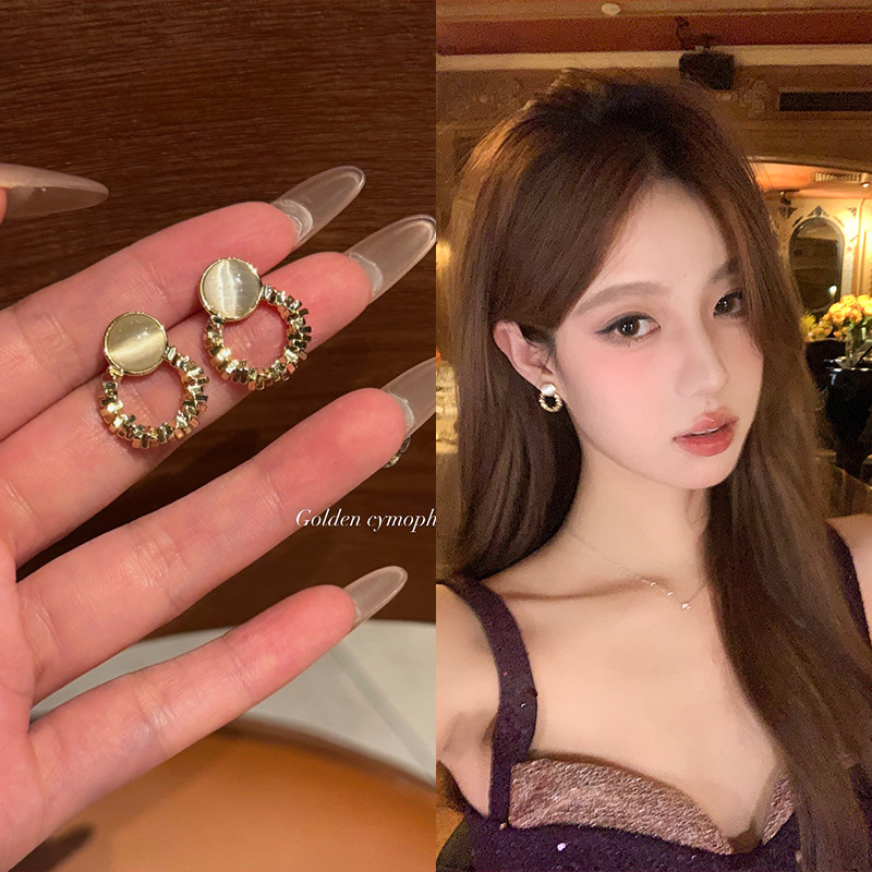 Cat's eye stone golden ring earrings, women's French exquisite autumn and winter stud earrings, high-end and fashionable internet-famous earrings wholesale full figure