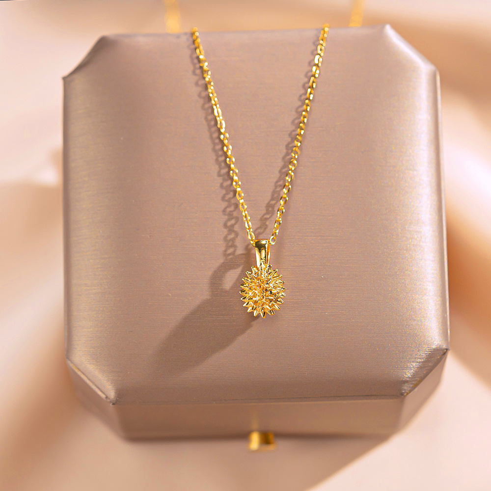 Douyin's same style durian necklace for women, with a unique design sense. The durian back-and-forth symbolizes titanium steel collarbone chain, a popular online accessory full figure