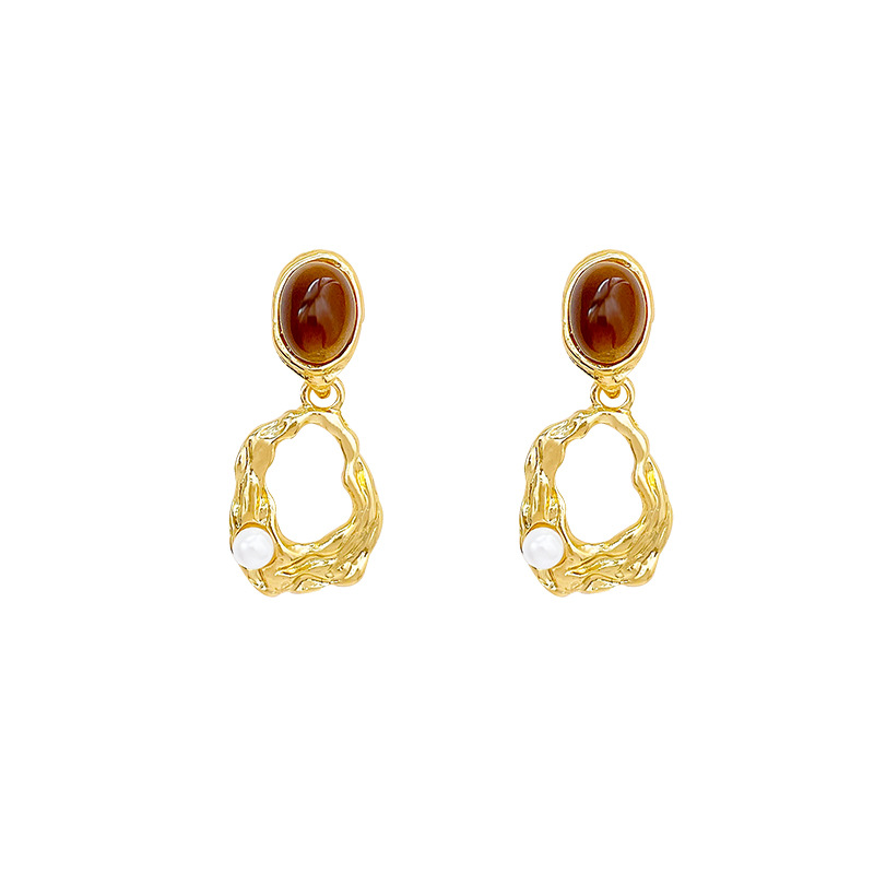 Retro Hong Kong-style amber geometric stud earrings for women, light luxury, versatile, high-end and elegant earrings, autumn and winter bestsellers wholesale Item Picture